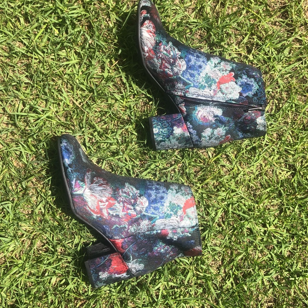 Beautiful Ankle Boots *like new*